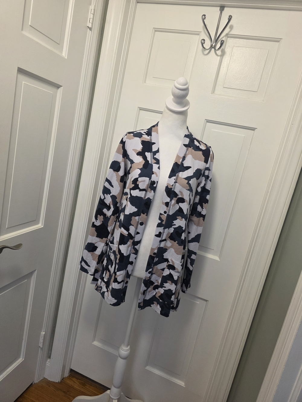 Logo Lounge Knit Camo Print Size XXS Cardigan in Navy, Beige & White - Picture 2 of 8